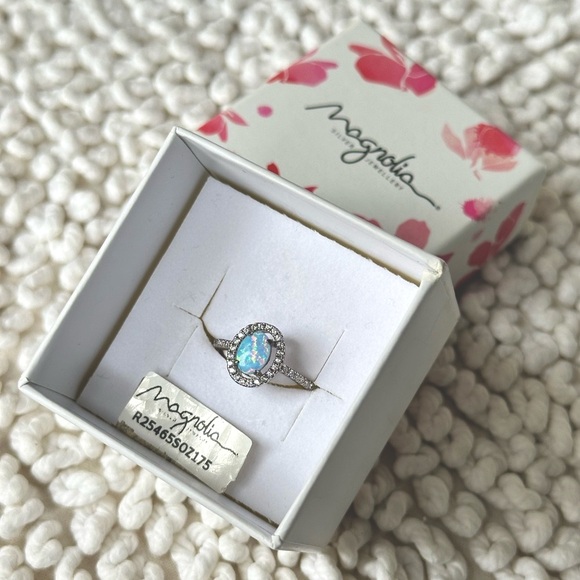 NWT Silver Rhodium Plated Delicate Ring decorated with Man made Cubic Zirconia - Picture 4 of 4